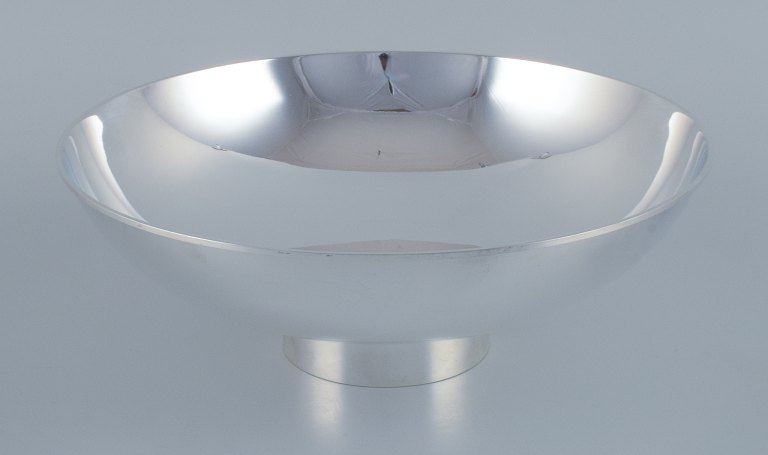 Søren Georg Jensen for Georg Jensen, large and impressive bowl in sterling silver.