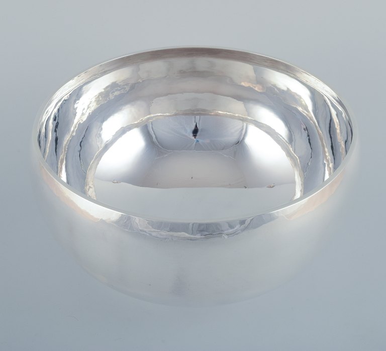 Georg Jensen, rare sterling silver bowl. Large and impressive bowl of high quality.
