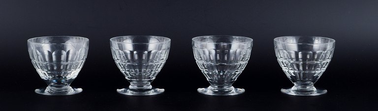 Baccarat, Frankrig, et sæt på fire ”Charmes” Art Deco rødvinsglas i klart 
krystalglas. Facetslebet.