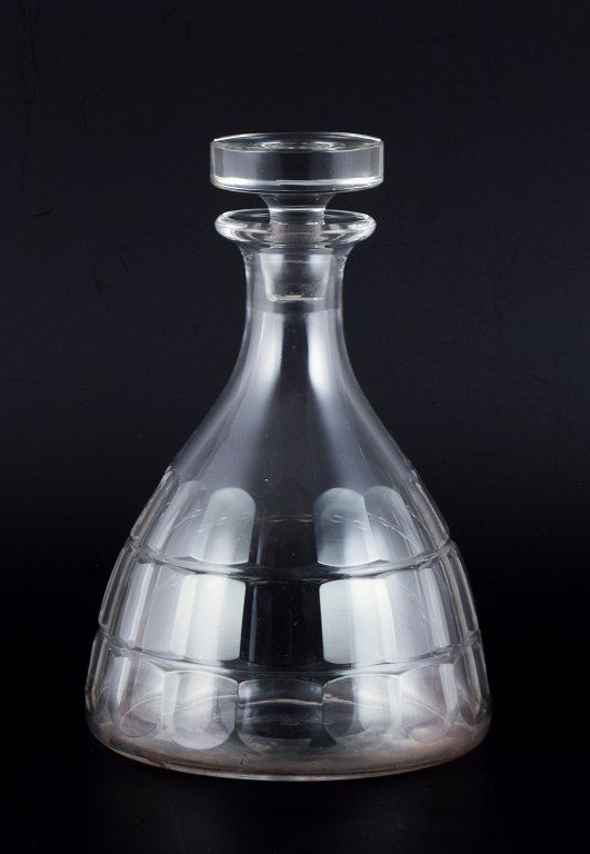 Baccarat, Frankrig, ”Charmes” Art Deco vinkaraffel i klart krystalglas. Facetslebet.
