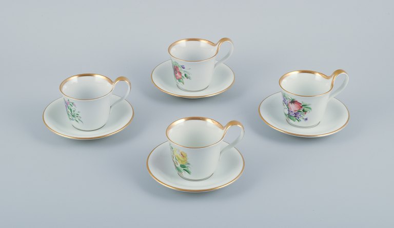 Bing og Grøndahl, et sæt på fire antikke kaffekopper med høj hank med tilhørende 
underkopper. Håndmalet med polykrome blomster i dekoration.