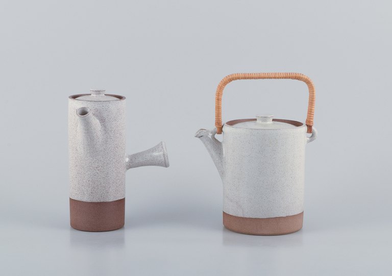 Aage Rasmus Selsbo (1926-1996), Danish ceramic artist, teapot and coffee pot in unique stoneware. Sleek Scandinavian design.