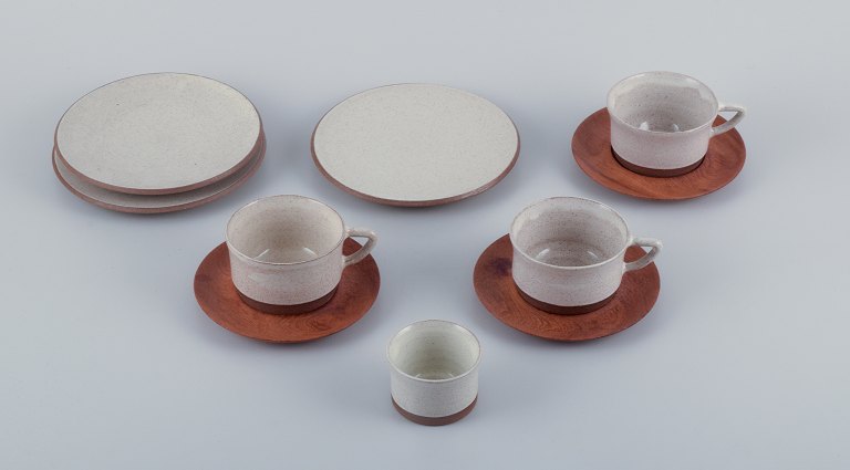 Aage Rasmus Selsbo (1926-1996), Danish ceramic artist, a three-piece coffee service in unique stoneware with wooden saucers. Sleek Scandinavian design.
