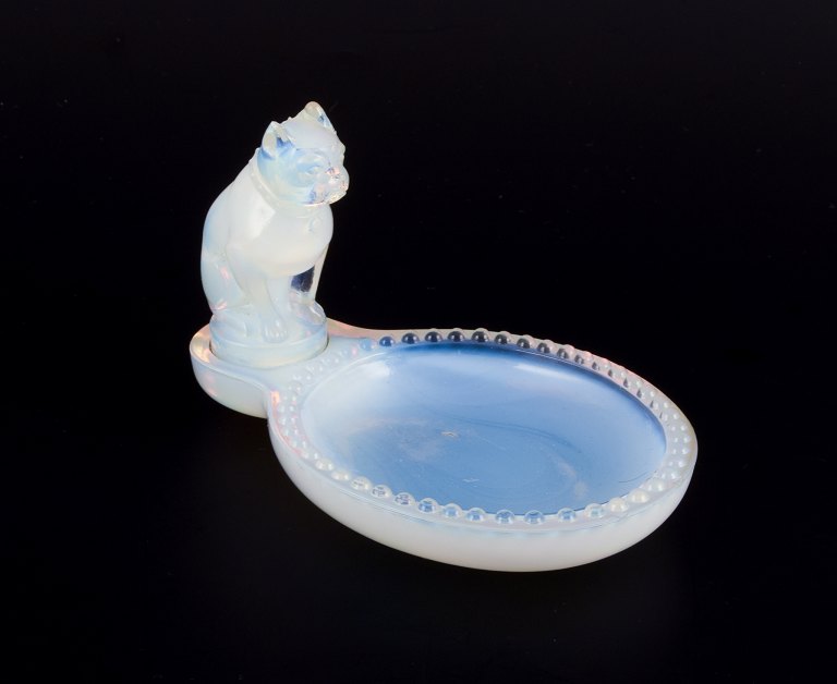 Sabino, Frankrig. Skål til visitkort med fransk bulldog i kunstglas. Art Deco opaline glas med blåligt skær.