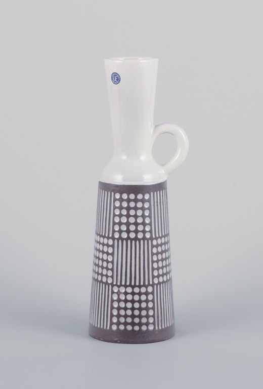 Mari Simmulson (1911-2000) for Upsala Ekeby.”Ruta” kande/vase i keramik. Stilrent design.