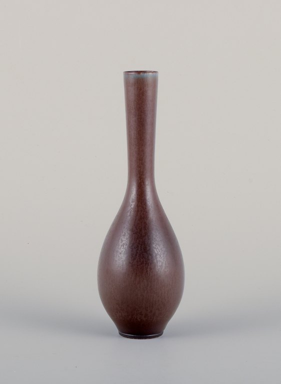 Berndt Friberg for Gustavsberg, Sverige. Unika Studiohand keramikvase i brunlige toner.