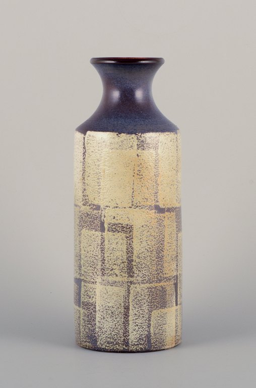 Mari Simmulson for Upsala Ekeby, Sverige. Keramikvase med geometrisk mønster med violette og cremefarvet nuancer.