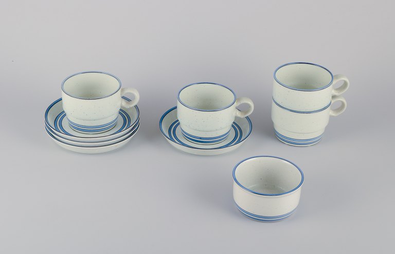 Stig Lindberg for Gustavsberg. A set of four "Dart" stoneware coffee cups and saucers, along with a sugar bowl. Hand-painted.