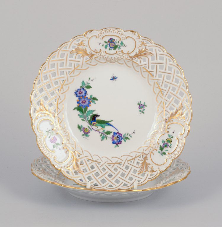 Meissen, Tyskland. To gennembrudte tallerkner i porcelæn dekoreret i guld og med eksotisk fugl på blomstergren.