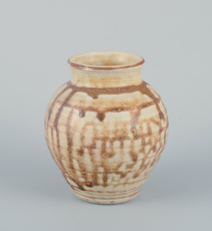Elly Kuch (1929-2008) and Wilhelm Kuch (1925-2022). Unique ceramic vase.Glazed in brown and yellow tones on a beige base.
