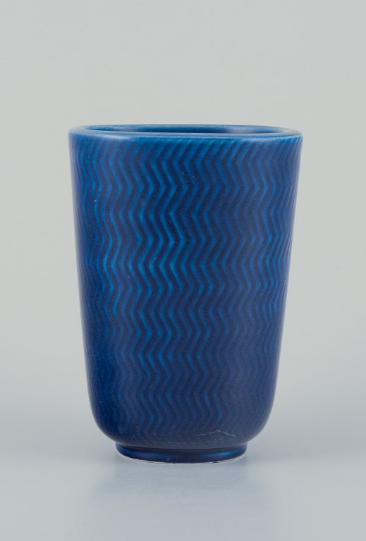 Nils Thorsson for Aluminia. ”Marselis” fajancevase i dybblå glasur med stiliseret mønster.