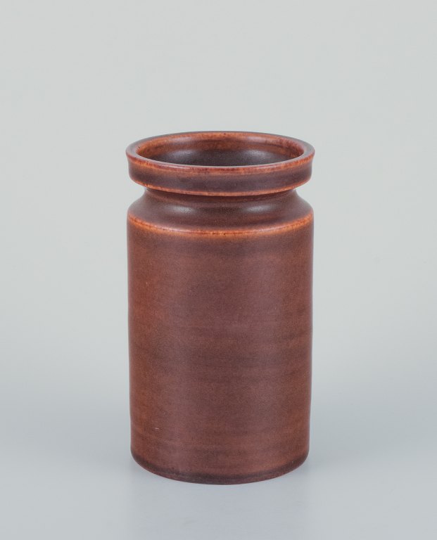 Ingrid og Erich Triller, Sverige. Unika keramikvase dekoreret med glasur i brune toner.