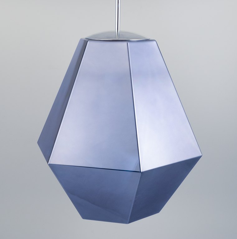 Tom Dixon (f 1959), britisk designer. Sekskantet "Cut Tall" loftspendel i polycarbonat.