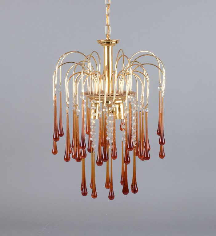 Murano, Italien. Loftslampe i ravfarvet mundblæst kunstglas, stel i messing. 
Italiensk design.