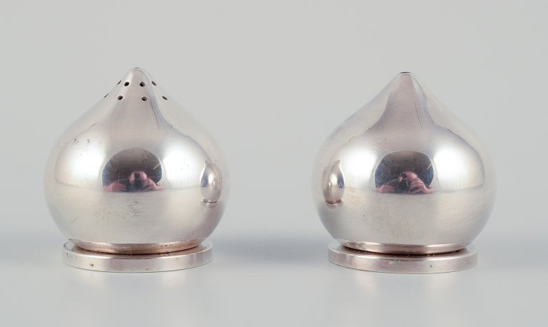 Aage Weimar, Danish silversmith. A pair of modernist salt and pepper shakers in sterling silver.