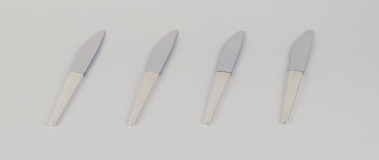 Henning Koppel for Georg Jensen. A set of four Caravel dinner knives in sterling silver with stainless steel blades.
