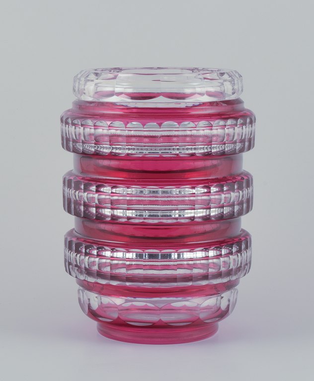 Val St. Lambert, Belgium. Large and impressive faceted vase in crystal glass. Art Deco. Clear and purple glass. Rare model of very high quality.