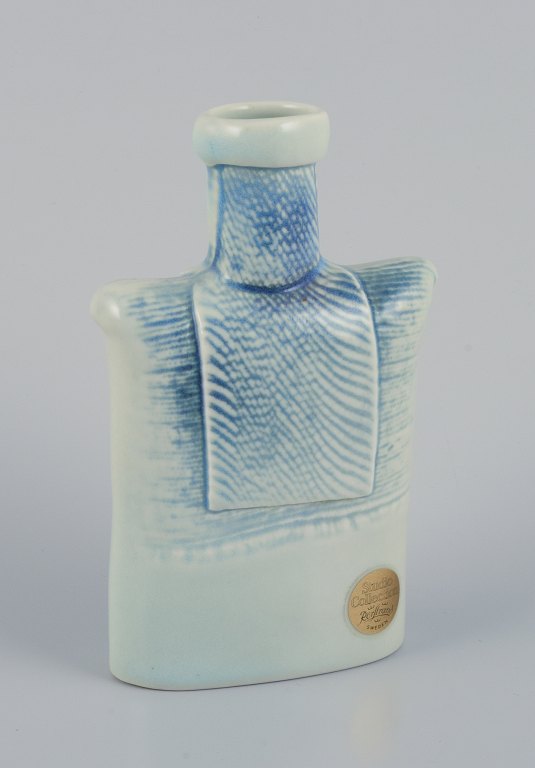Suzanne Öhlén (born 1953) for Rörstrand, Sweden. Porcelain vase with glaze in blue tones.