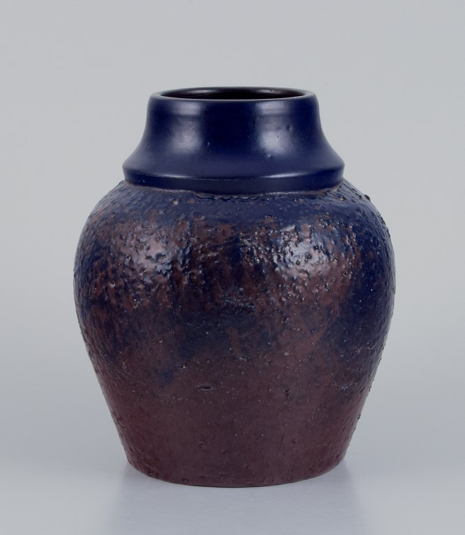 Mari Simmulson (1911-2000) for Upsala Ekeby, Sverige. Keramikvase med glasur i blå og brune toner.