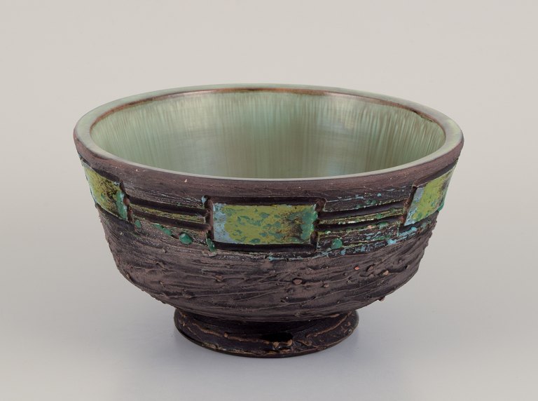 Tilgmans Keramik, Sweden. Ceramic bowl on a pedestal. Handmade.Glaze in green tones.