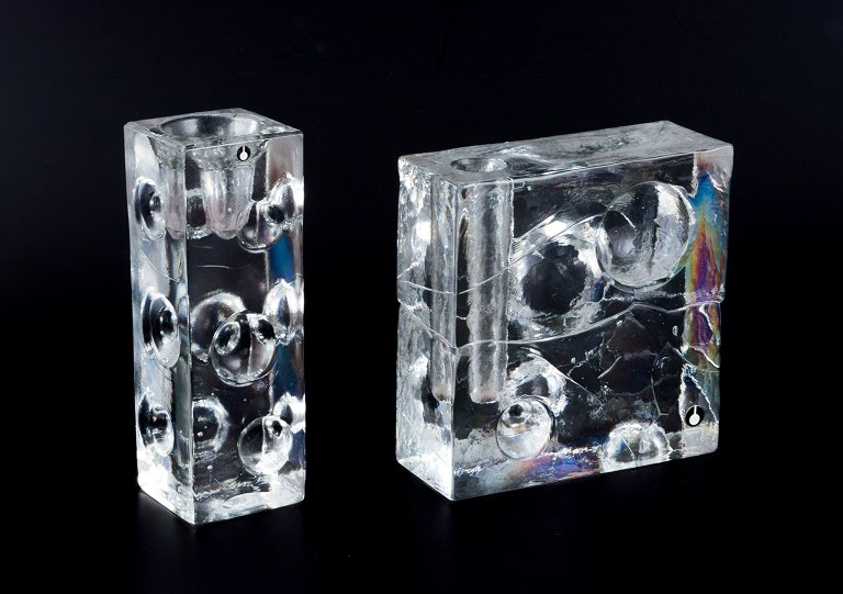 Uno Westerberg for Pukeberg, Sweden. Two candle holders in clear art glass. Decoration with relief circles.