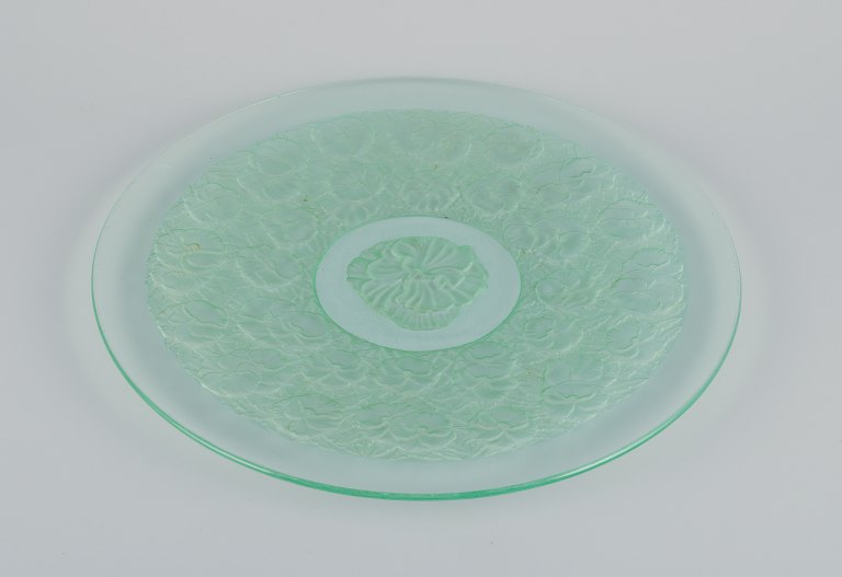 René Lalique style. Colossal bowl designed with flower motifs in green art glass. Mouth-blown.