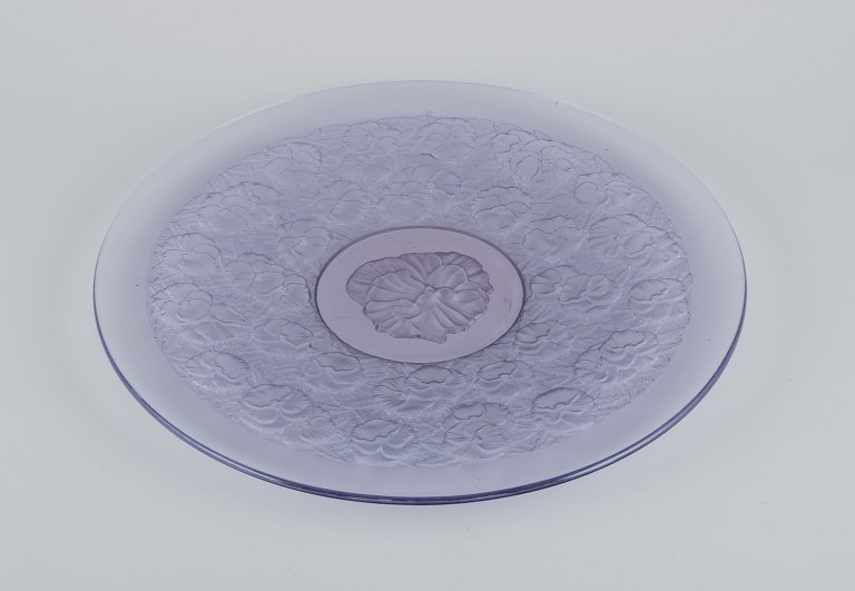 René Lalique stil. Kolossalt fad designet med blomstermotiver i lilla kunstglas. 
Mundblæst.