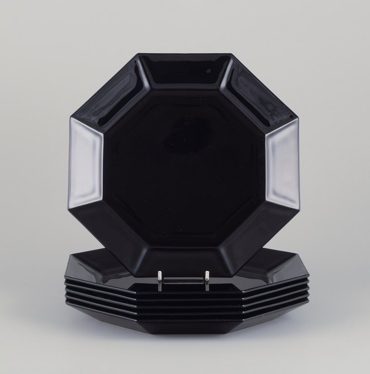 Arcoroc, Frankrig. Et sæt på seks ottekantede middagstallerkner i sort glas.