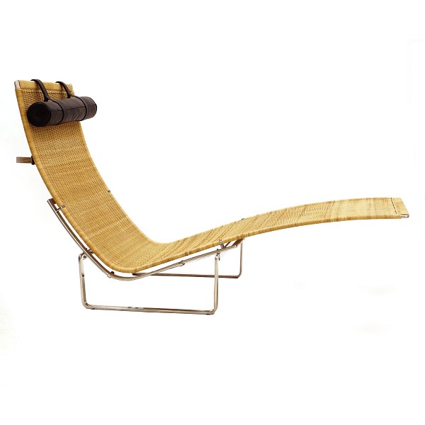 Poul Kjærholm PK 24 chaiselong / Hammock chair med peddigrør og stel i rustfrit stål. Nakkepude i sort læder. Produceret af Fritz Hansen. Design fra 1965. H: 88cm. L: 150cm. B: 69cm
