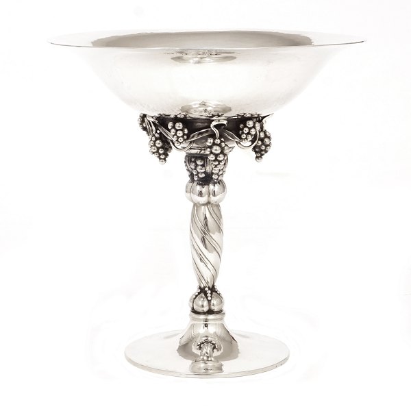 Georg Jensen Grape tazza, sterlingsilver. Designed by Georg Jensen 1918. Made after 1945. #263B. H: 19,1cm. V: 610gr
