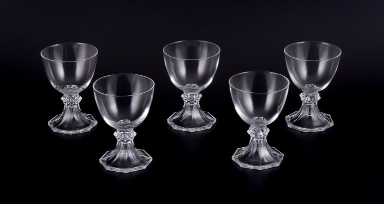 Val St. Lambert, Belgium. A set of five red wine glasses in clear mouth-blown crystal glass.
