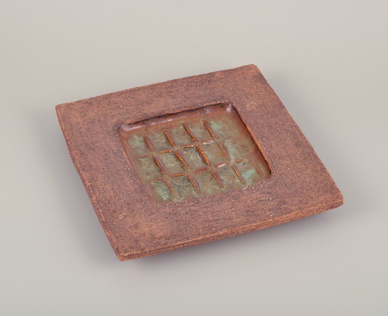 Curt Magnus Addin (1931-2007), Swedish ceramist. Own studio.Square unique ceramic dish in a modernist style. Chamotte clay.