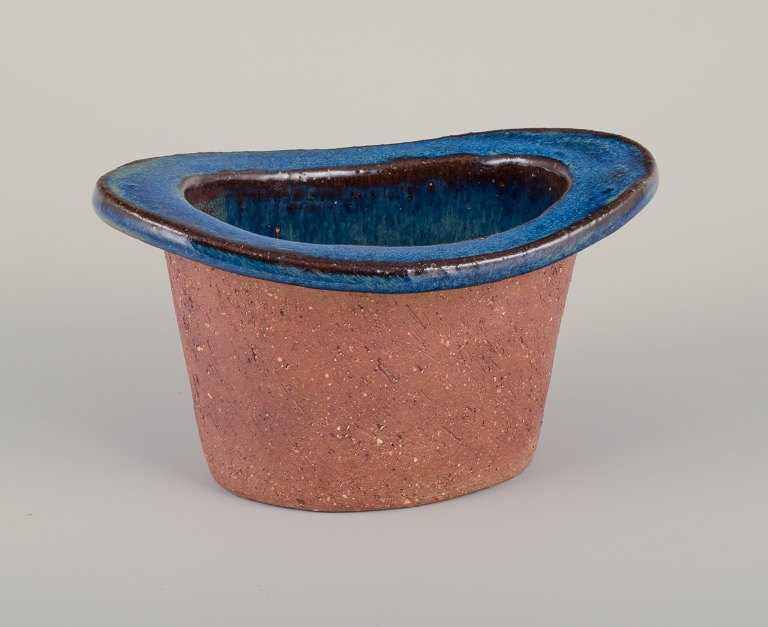Curt Magnus Addin (1931-2007), Swedish ceramist. Own studio.Unique ceramic vase in a modernist style. Chamotte clay. Blue interior glaze.