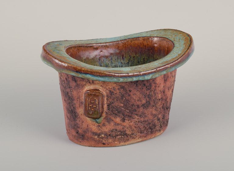 Curt Magnus Addin (1931-2007), svensk keramiker. Eget værksted. Unika keramikvase i modernistisk stil. Chamotte-ler. Grøn indvendig glasur.