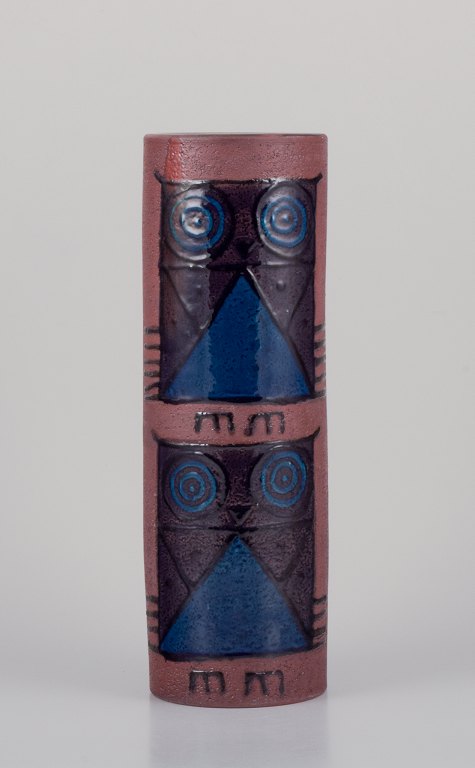 Inger Persson (1936-2021) for Rörstrand Atelje, Sweden. Large unique ceramic vase.Cylinder-shaped. Decorated with owls.