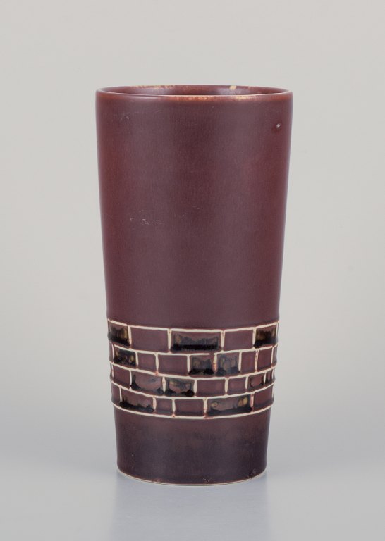 Hertha Bengtsson (1917-1993) for Rörstrand. Ceramic vase with glaze in shades of brown. Geometric pattern.