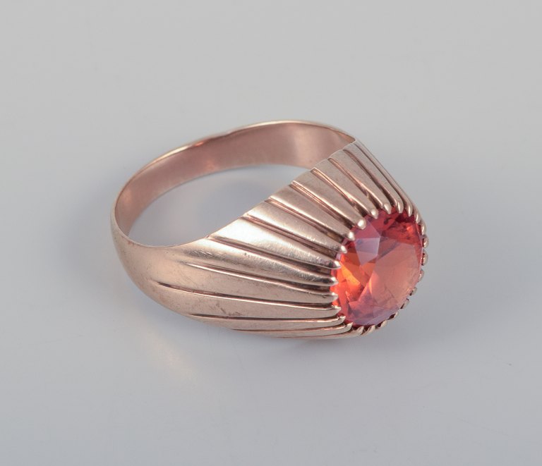 Hermann Siersbøl. Herre-guldring i Art Deco-stil.
Med facetslebet orange halvædelsten.