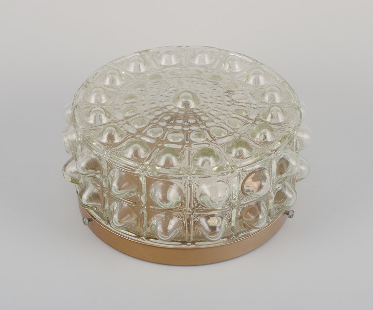 Helena Tynell, finsk glaskunstner, for Limburg.Designer væg/loftslampe i klart glas og metal.