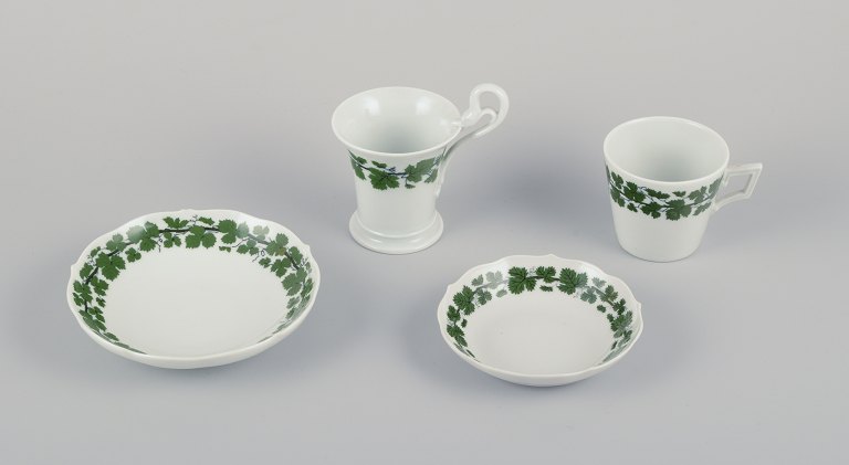 Meissen, Tyskland, Green Ivy Vine, en kaffekop med høj hank og svanehoved samt en kaffekop.