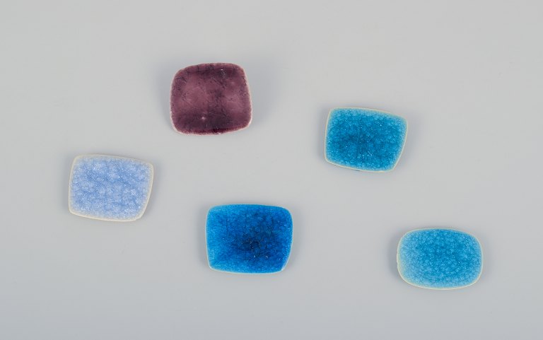 Ole Bjørn Krüger (1922-2007), Danish sculptor and ceramicist.Five unique brooches in glazed stoneware in blue and purple shades.