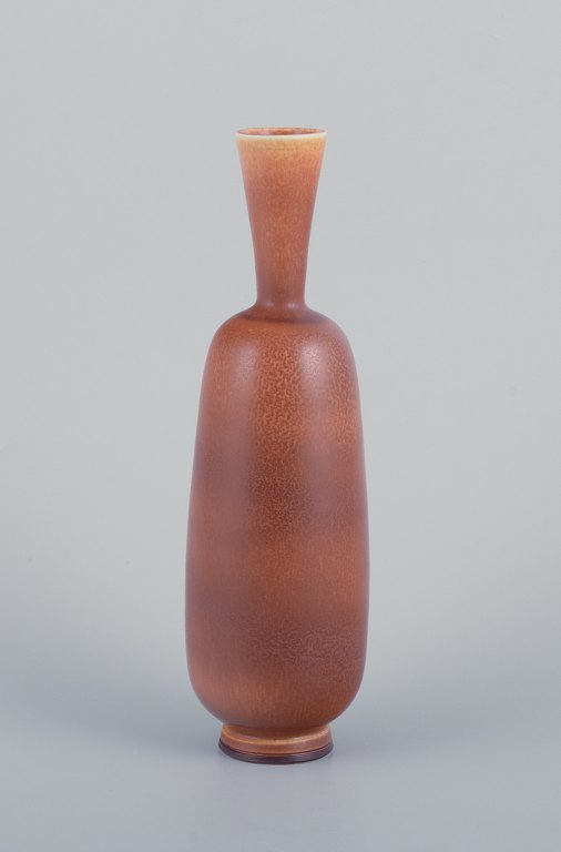 Berndt Friberg for Gustavsberg. Unika Studiohand keramikvase med smal hals. Glasur i lysebrune toner.