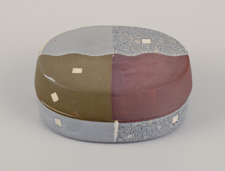 Malene Müllertz (b. 1949), Danish ceramist.Unique lidded box in ceramics.