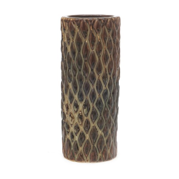 Axel Salto vase. Axel Salto, 1889-1961, for Royal Copenhagen. Cylindrisk vase i knoppet stil med Sung glasur. Signeret Salto 20564. H: 17,1cm. D: 7cm