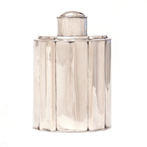 Ligeknækket barok tedåse i sølv. Fremstillet af mester Christen Knudsen, Aalborg, 1746-61. H: 10,5cm