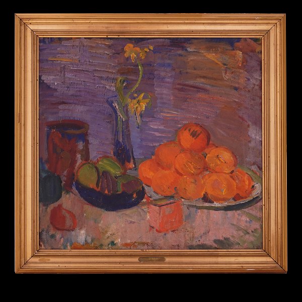 Karl Isakson maleri. Karl Isakson, 1878-1922, stilleben med appelsinpyramide, pærer i blå skål og påskeliljer, olie på lærred. Lysmål: 53x55cm. Med ramme: 65x67cm