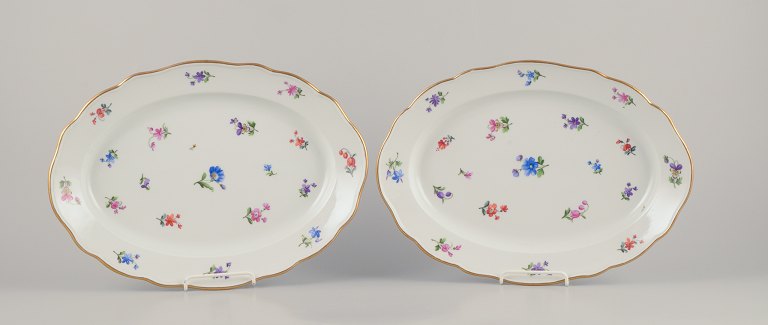 Meissen, Tyskland. To ovale serveringsfade i porcelæn.Håndmalet med polykrome blomstermotiver.