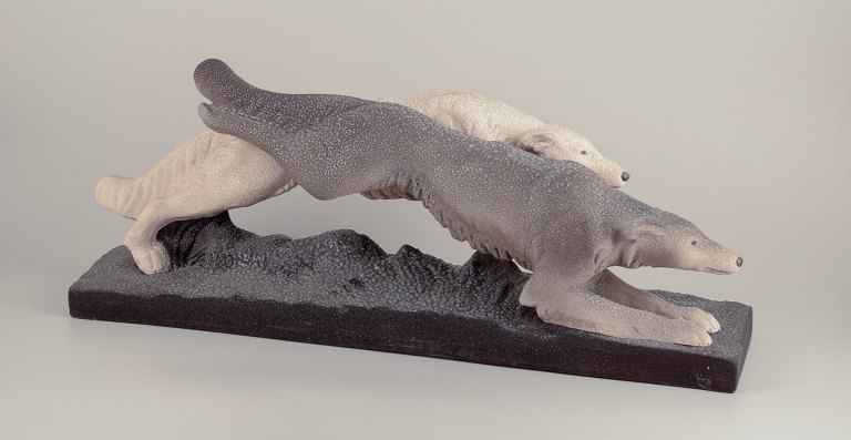 Sevres Vinsare, Frankrig.Kolossal keramikskulptur af to løbende greyhounds.