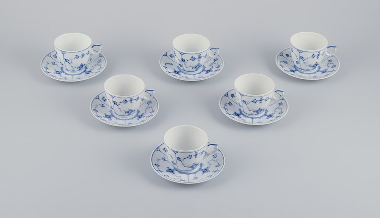Royal Copenhagen Musselmalet Riflet.
Seks kaffekopper med tilhørende underkopper.