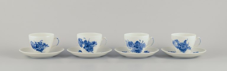 Royal Copenhagen blå blomst flettet, fire kaffekopper med underkopper.