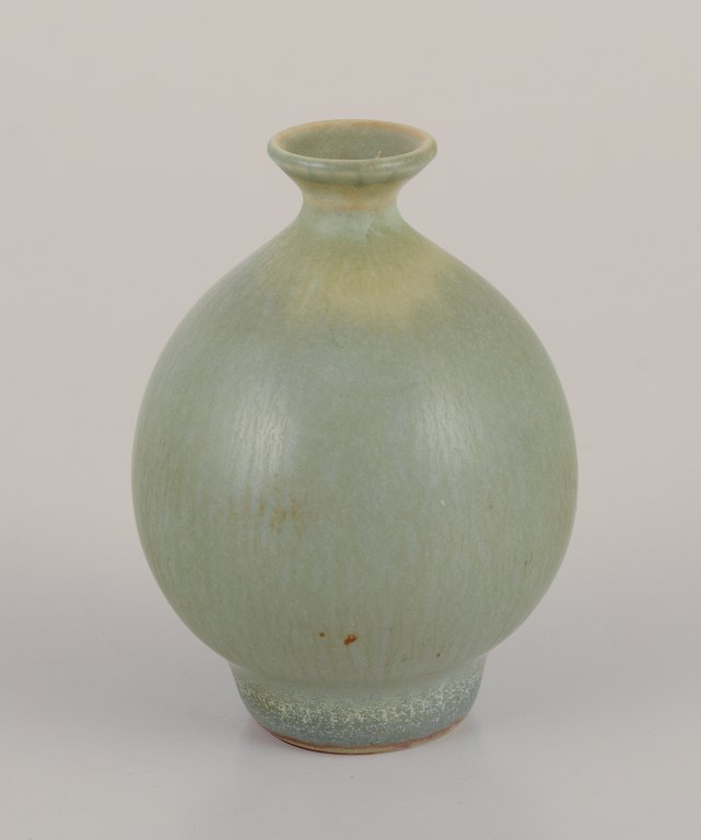 Berndt Friberg for Gustavsberg Studiohand. Miniaturevase i glaseret keramik.